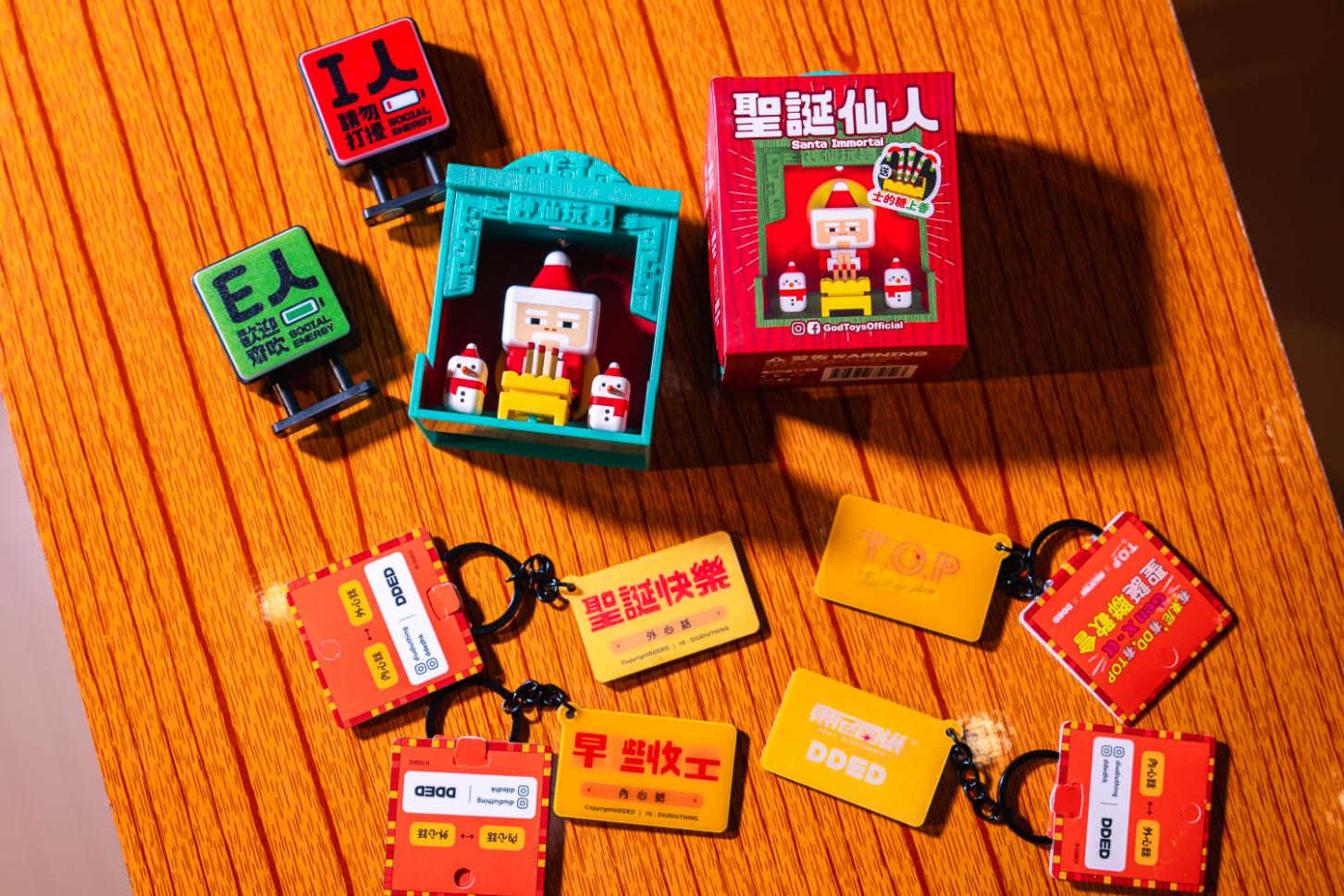 2DDED.jpg T.O.P精心準備了一系列活動限定聯乘商品,憑即日消費即可換領,讓東尼與DDED陪伴你度過整個聖誕