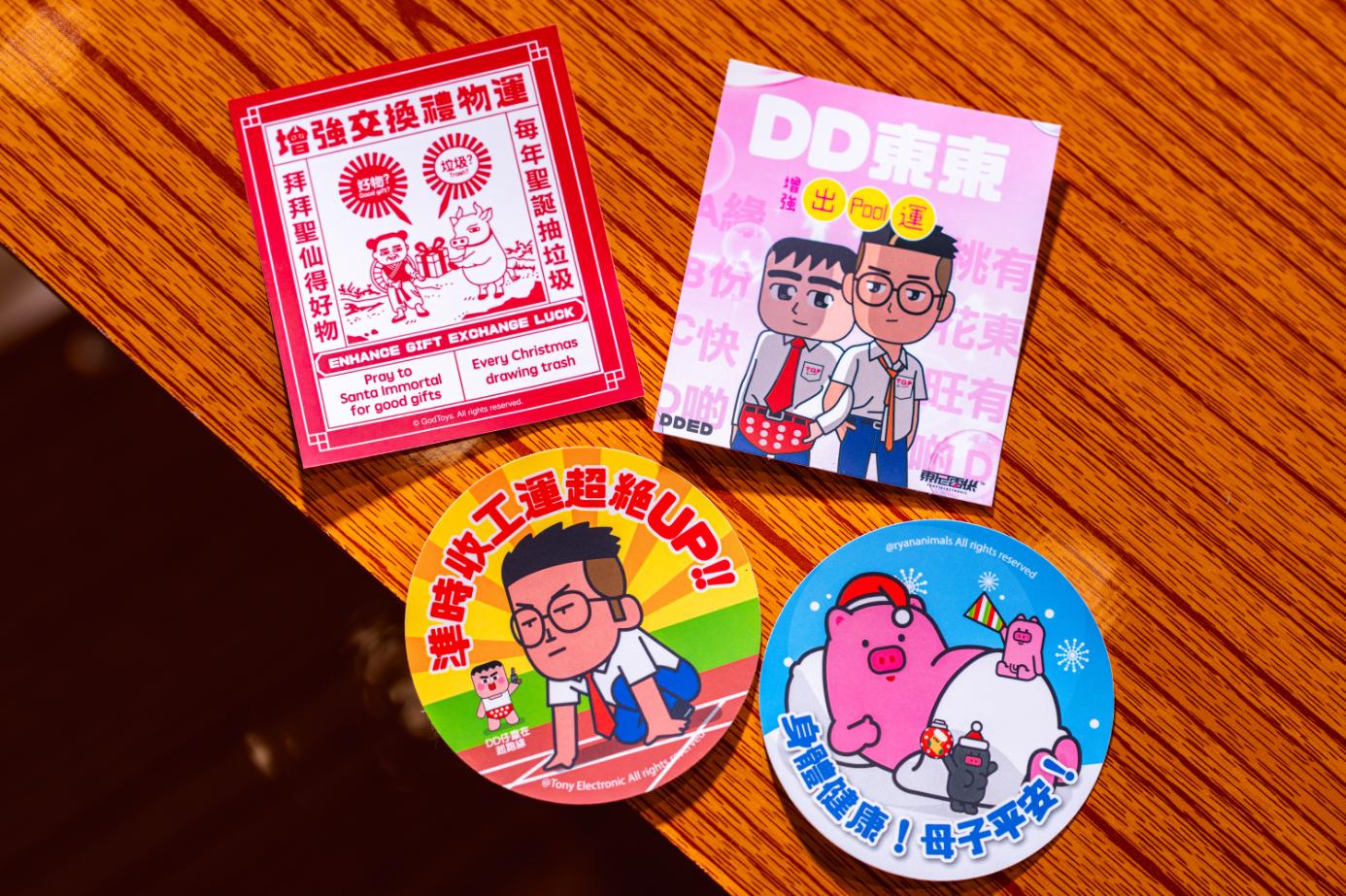 3DDED.jpg 活動期間只需簡單追蹤T.O.P This is Our Place社交平台帳戶,並於裝置前打卡上傳至社交媒體,即可獲得活動限定貼紙1張,款式隨機,先到先得,派完即止。