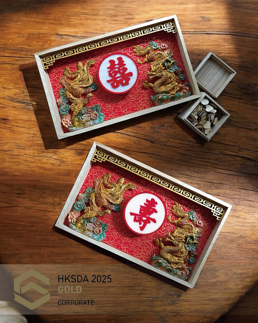 「祝君安好」以創新現代美學重塑傳統設計，其作品曾榮獲香港智營設計大賞(節慶禮品組別)金獎及優異獎