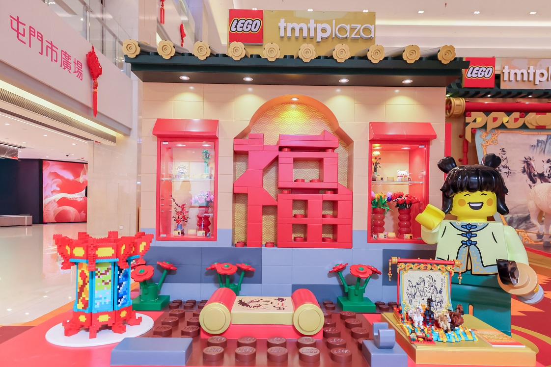 LEGO®新春裝置 - LEGO®人偶換上喜氣洋洋的新春服飾與大家拜年