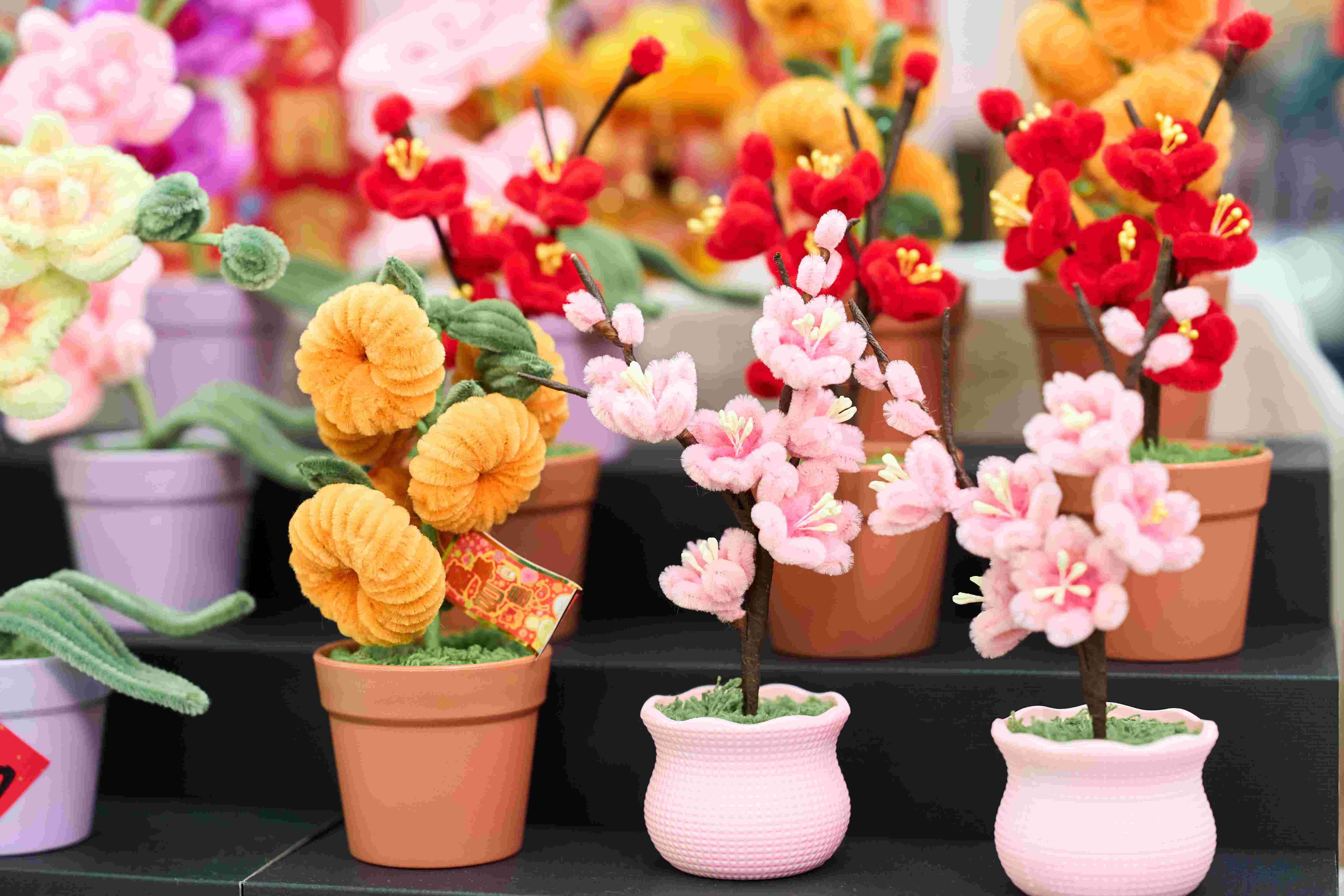 以羊毛氈，樹脂，織帶和銅線造出手作賀年飾品